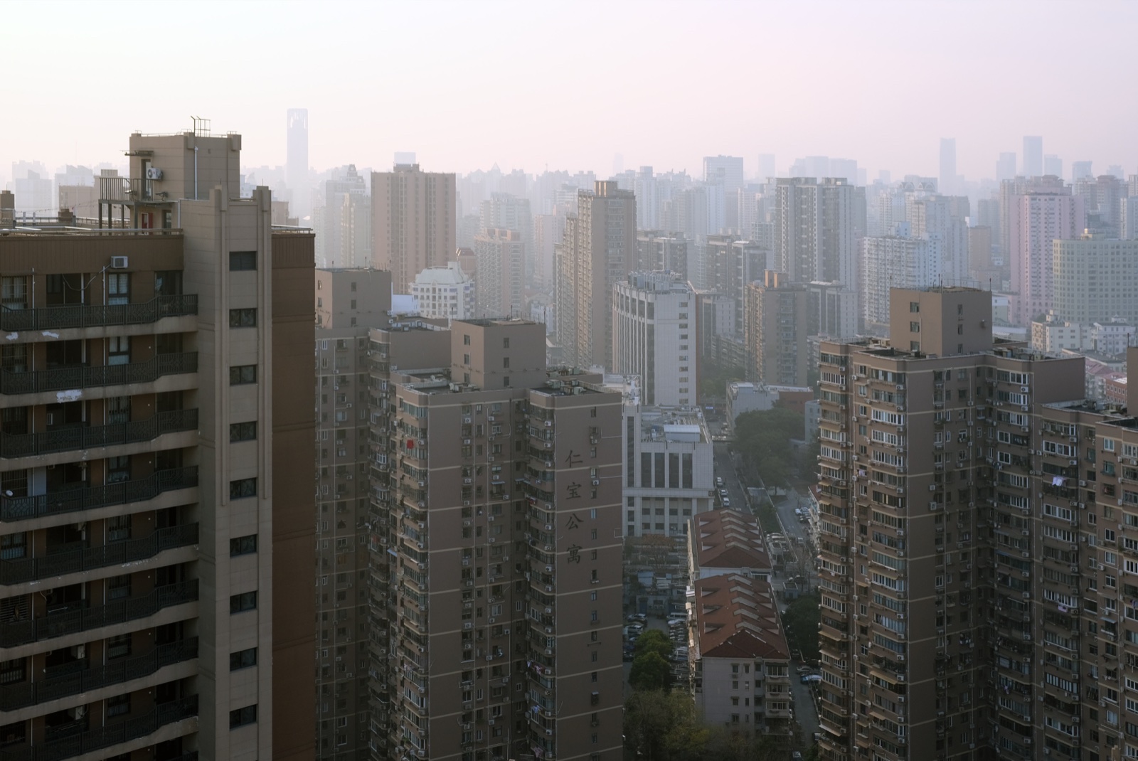 Edificios de viviendas de distintas alturas cerca del puente Nanpu de Shanghái, con balcones, aparatos de aire acondicionado y una calle abajo.