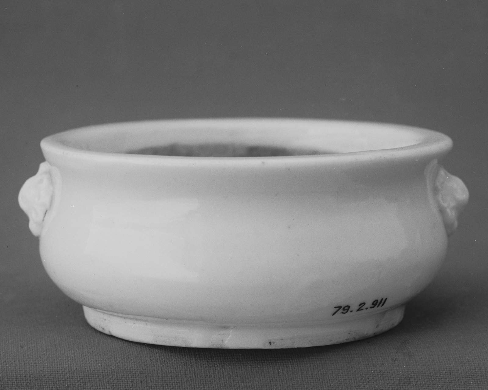 Incensario de porcelana Dehua con decoración en relieve.
