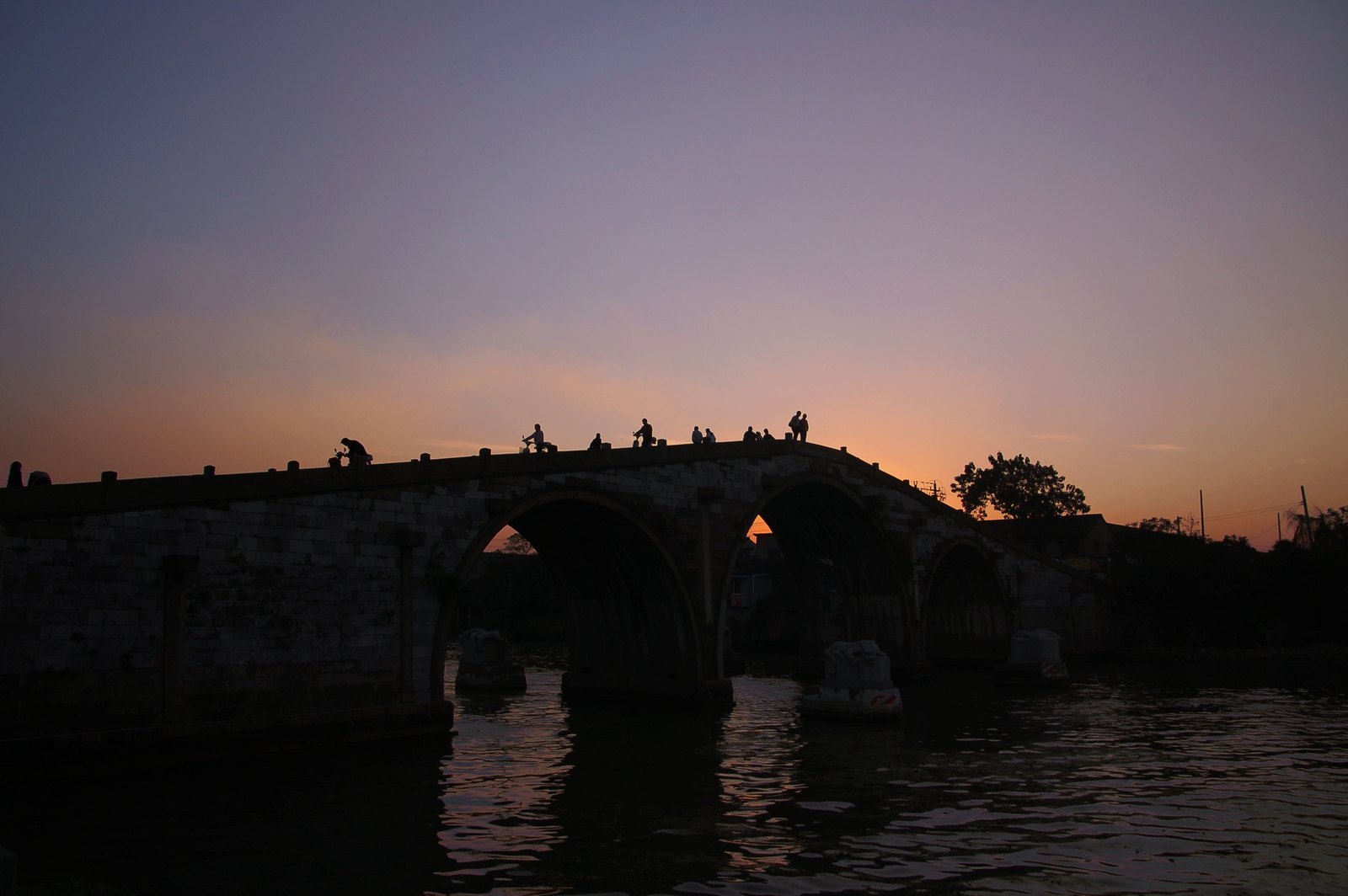 Tres arcos de piedra del puente Gongchen sobre el canal de Hangzhou
