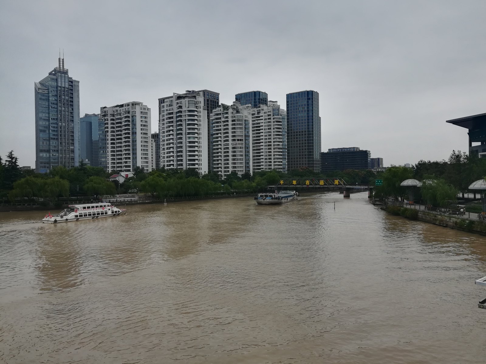 El Gran Canal junto al frente urbano de Wulinmen en Hangzhou