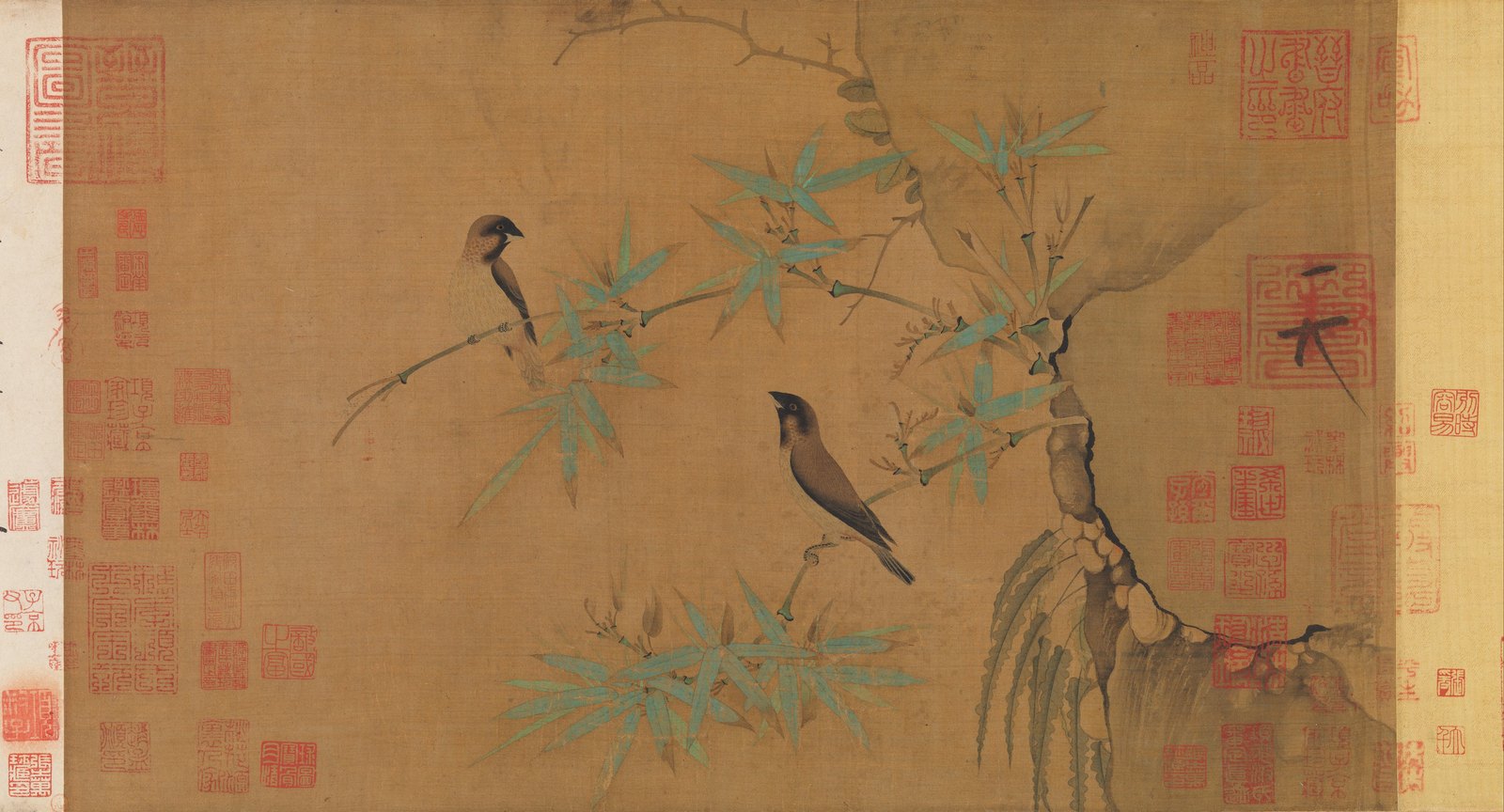 Pequeñas aves posadas entre bambú en una pintura de tinta y color sobre seda.