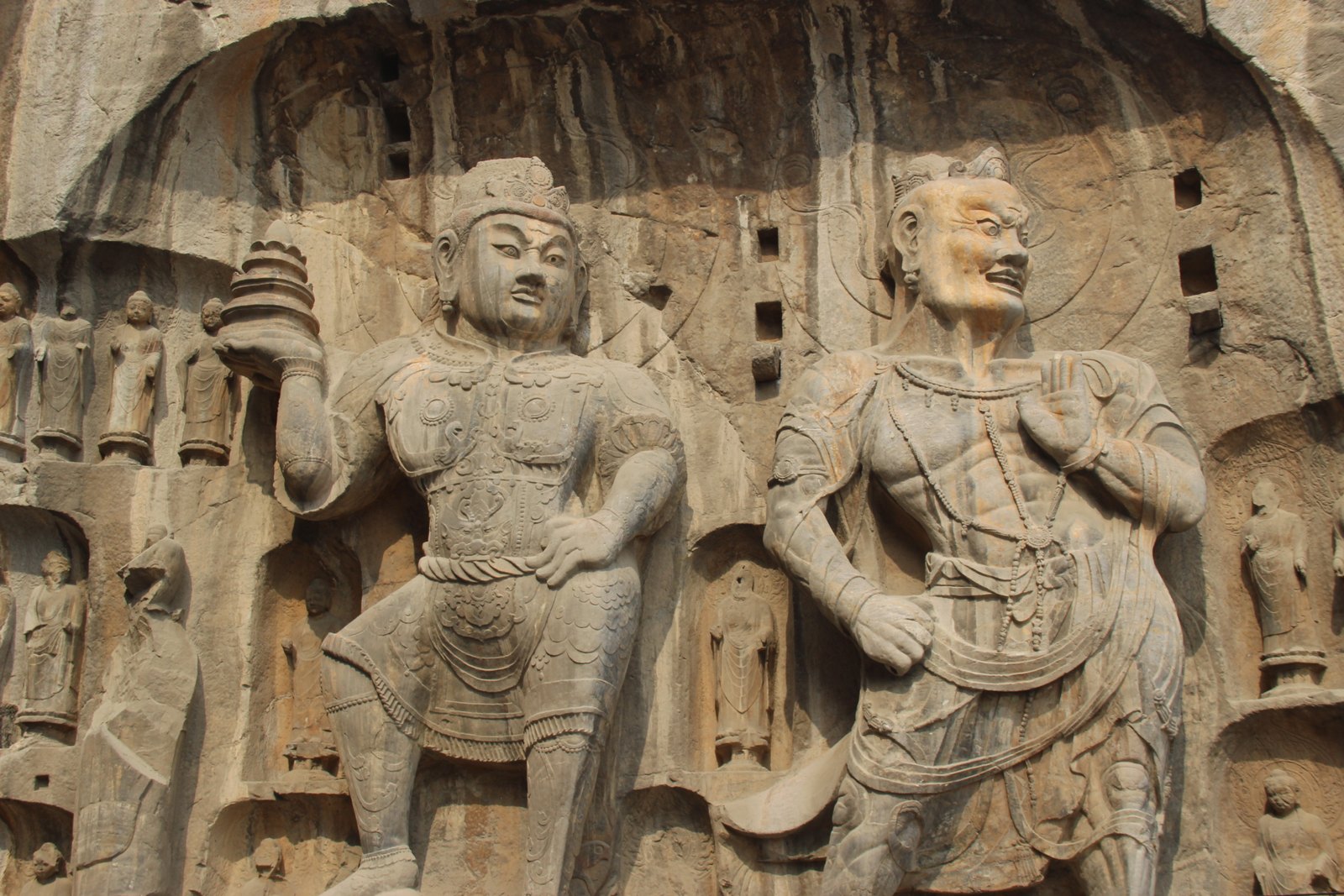 Figuras budistas monumentales de piedra en el conjunto Fengxian de Longmen.