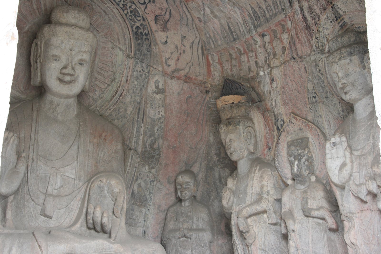 Buda central y bodhisattvas acompañantes dentro de la cueva central de Binyang.