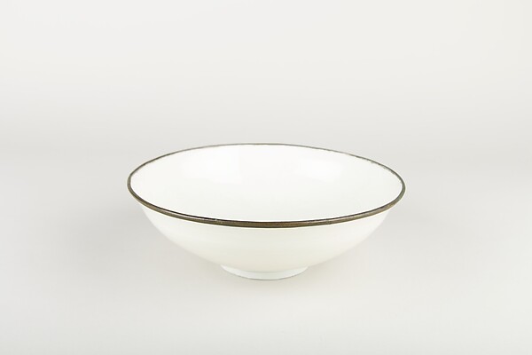 A pale Song qingbai bowl offers a comparison in glaze, form and restraint.