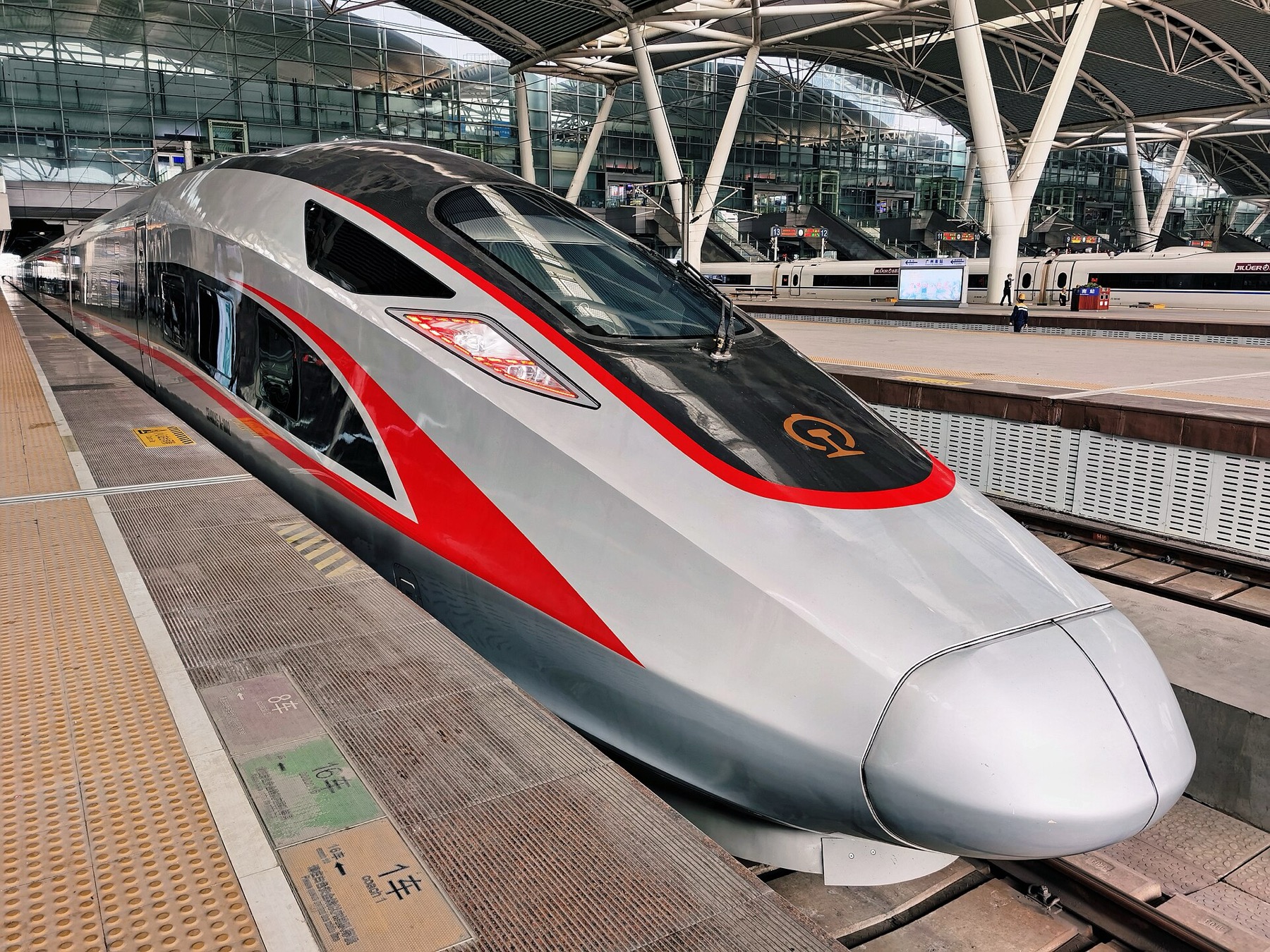 A CR400 Fuxing train at Guangzhou South shows why one official clock simplifies national transport.