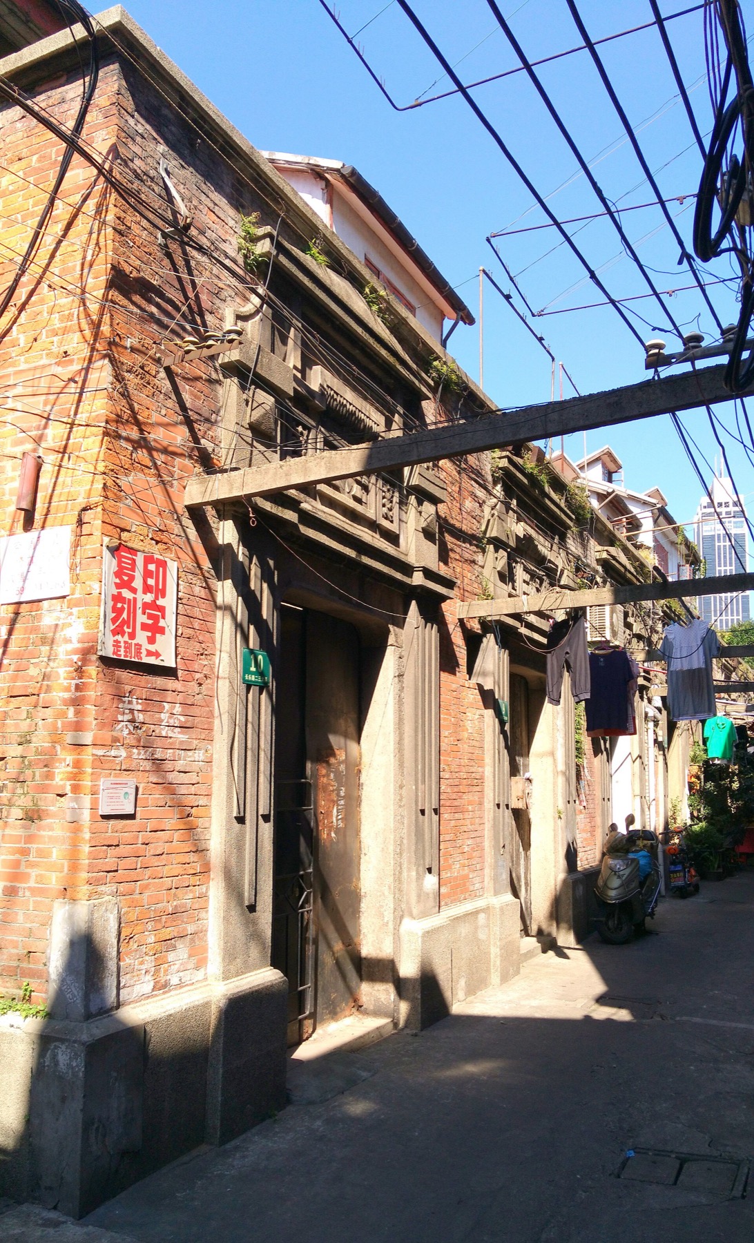 A stone-framed shikumen entrance stands in Qingfu Li on Shanghai’s Changle Road.